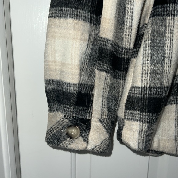 Garage Vancity Shacket Size Large - Picture 8 of 8